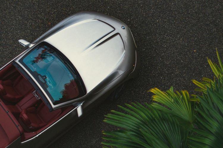 <p>BMW, bu yılın Concorso d'Eleganza Villa d'Este ile yine en muhteşem otomobillerin hayaline dalan halis otomobil tutkunlarına yeni bir rüya makinesi olarak Skytop’ı sunarken, “katışıksız lüks”ün asırlık nadir ve muhteşem klasik örneklerinin yanında yakın gelecekte nasıl yorumlanabileceğini üretime çok yakın bu muhteşem prototip ile paylaşıyor. </p>