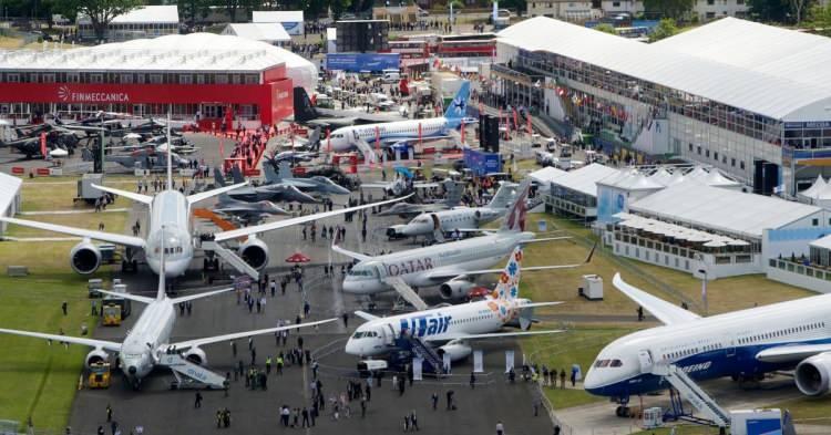 <p><span style="color:#B22222"><strong>FARNBOROUGH AIRSHOWA'A  YOĞUN İLGİ</strong></span></p>

<p> </p>

<p>Son dönemde havacılık sanayisinde görülen canlanmanın bir yansıması olarak Farnborough Airshow'a yoğun bir ilgi ve rekor katılım bekleniyor.</p>
