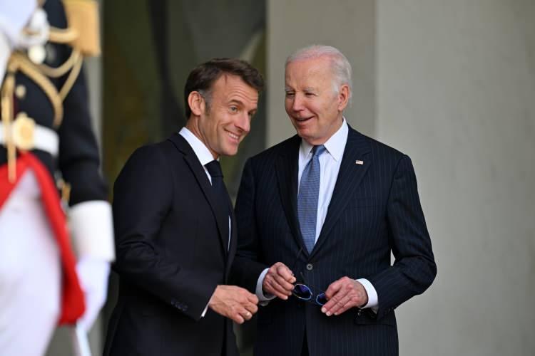 <p>Macron ayrıca savaşın bölgeye yayılmasını engellemek için Birleşmiş Milletler Güvenlik Konseyinin (BMGK) tüm rolünü üstlenebilmesi gerektiğini ifade etti.</p>
<p>Öte yandan Macron, İran'ın İsrail'e yönelik saldırılarla, bölgeyi istikrarsızlaştırmaya yönelik adımlar attığı ve nükleer programıyla bölgede gerilimi artırdığı değerlendirmesini yaparak, Fransa ve ABD'nin bu durumun önüne geçmek için gerekli baskıyı uygulamaya hazır olduğunu kaydetti.</p>