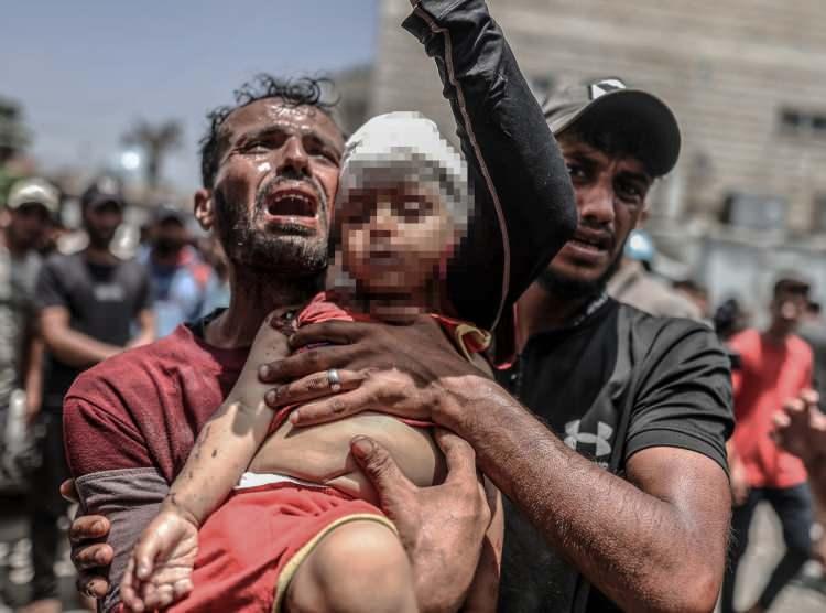 <p>İsrail'in Gazze'ye yönelik insani yardımların geçişi için "tüm noktaları açmamasını" eleştiren Macron, daha fazla insani yardımın bölgeye ulaştırılması için acil ateşkes çağrısı yaptı.</p>
<p>Gazze'deki esirlerin derhal serbest bırakılmasını isteyen Macron, "İsrail ordusu tarafından 4 İsrailli rehinenin kurtarılmasını memnuniyetle karşılıyoruz." dedi.</p>