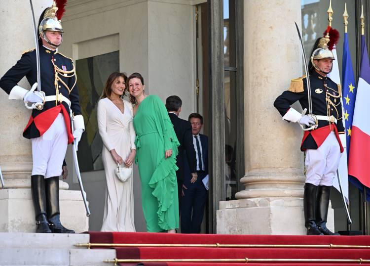 <p>Resmi temaslarda bulunmak üzere Fransa'nın başkenti Paris'te bulunan ABD Başkanı Joe Biden ve eşi Jill Biden onuruna, Fransa Cumhurbaşkanı Emanuel Macron ve eşi Brigitte Macron tarafından Elysee Sarayı'nda yemek verildi.Yemeğe Amerikalı plak yapımcısı ve söz yazarı Pharrell Williams da katıldı.</p>