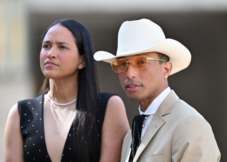 <p>Pharrell Williams ve eşi Helen Lasichand</p>
