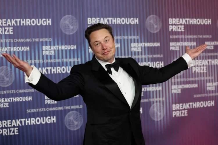 <p><strong><span style="color:#B22222">ELON MUSK "PAZARLAMA HİLESİ" DEMİŞTİ</span></strong></p>

<p> </p>

<p>Tesla ve SpaceX'in CEO'su Elon Musk ise Metaverse ve Web 3.0'ı onaylamadığını belirterek, bunların <strong>"pazarlama hilesi" </strong>olduğunu söylemişti</p>
