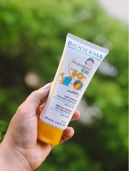 <p><span style="color:#800080"><strong>BIODERMA PHOTODERM KID 50+</strong></span></p>
<p>- Çocukların hassas cildi için süt formunda çok yüksek güneş koruması sağlar.</p>
<p>- Maksimum anti UVB etkisi ve benzersiz UVA önleyici performansıyla güneşe karşı güvenli koruma sağlar.</p>
<p>- Formülündeki Hücresel BioprotectionTM patenti sayesinde zararlı UV ışınlarına karşı hücrelerin korunmasına destek olur.</p>
<p><strong>Fiyatı: Ortalama 1000 TL</strong></p>