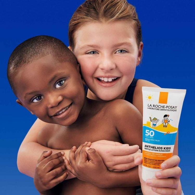<p><span style="color:#800080"><strong>LE ROCHE POSAY ÇOCUK GÜNEŞ KREMİ</strong></span></p>
<p>UVB ve UVA'ya karşı sunduğu geniş spektrumlu yüksek koruma sayesinde vücudu güneşin zararlı etkilerinden korur.<br />
Çocukların hassas cildi içindir. Suya, tere ve kuma karşı çok dayanıklıdır. Gözü yakmaz.</p>
<p><strong>Fiyat: Ortalama 700 TL</strong></p>