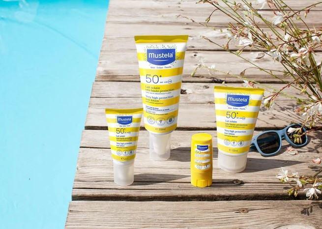 <p><span style="color:#800080"><strong>MUSTELA BEBEK VE ÇOCUKLAR İÇİN GÜNEŞ KREMİ</strong></span></p>
<p>Organik Avokado içeren SPF 50+ Yüksek Koruma Faktörlü Güneş Losyonu, atopiye eğilimli ciltler ve anne adayları da dahil olmak üzere bebeklikten itibaren tüm aile için UVA ve UVB ışınlarına karşı yüksek koruma sağlar. Kolay uygulanır, suya ve kuma karşı çok dayanıklı bir formüle sahiptir.</p>
<p><strong>Fiyat: Ortalama 400 TL</strong></p>