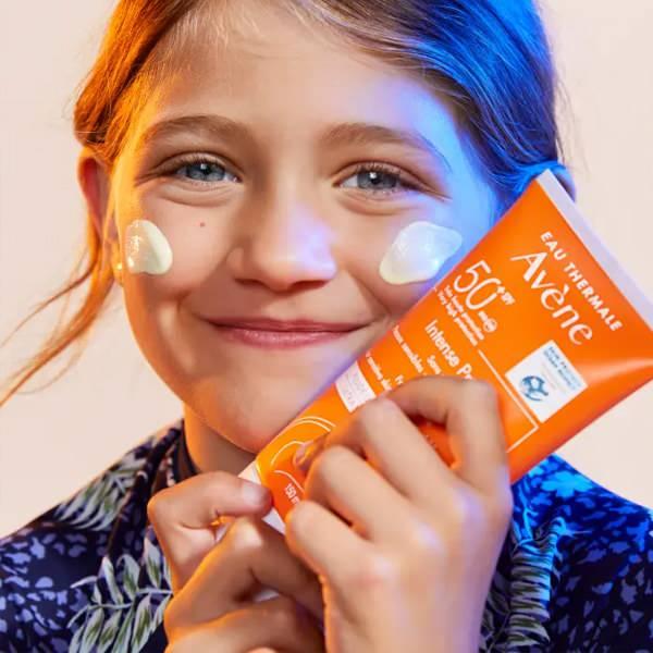 <p><span style="color:#800080"><strong>AVENE GÜNEŞ KREMİ</strong></span></p>
<p>- Hassas Ciltler İçin Güneş Kremi<br />
- Tüm Aile İçin Uygun<br />
- SPF 50+ Koruma<br />
- Hızlı Emilim<br />
- Suya Dayanıklı</p>
<p><strong>Fiyat: Ortalama 900 TL</strong></p>
