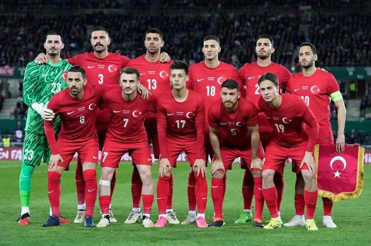 <p><em><strong>* TÜRKİYE<br />
<br />
* F GRUBU</strong></em><br />
<br />
<em><strong>Kaleciler:</strong> Altay Bayındır (Manchester United), Mert Günok (Beşiktaş), Uğurcan Çakır (Trabzonspor)<br />
<br />
<strong>Defans:</strong> Mert Müldür, Ferdi Kadıoğlu, Samet Akaydın (Fenerbahçe), Zeki Çelik (Roma), Abdülkerim Bardakcı (Galatasaray), Ahmetcan Kaplan (Ajax), Merih Demiral (Al-Ahli)<br />
<br />
<strong>Orta saha:</strong> Hakan Çalhanoğlu (Inter), İsmail Yüksek (Fenerbahçe), Kaan Ayhan (Galatasaray), Okay Yokuşlu (West Bromwich), Orkun Kökçü (Benfica), Salih Özcan (Borussia Dortmund)<br />
<br />
<strong>Forvet:</strong> İrfan Can Kahveci (Fenerbahçe), Kenan Yıldız (Juventus), Yunus Akgün, Kerem Aktürkoğlu, Barış Alper Yılmaz (Galatasaray), Arda Güler (Real Madrid), Bertuğ Yıldırım (Rennais), Cenk Tosun, Semih Kılıçsoy (Beşiktaş), Yusuf Yazıcı (Lille)</em></p>