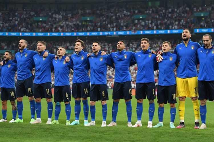 <p>* İTALYA<br />
<br />
* B Grubu<br />
<br />
<strong>Kaleci:</strong> Donnarumma, Meret, Vicario<br />
<br />
<strong>Defans:</strong> Bastoni, Bellanova, Buongiorno, Calafiori, Cambiaso, Darmian, Di Lorenzo, Dimarco, Gatti, Mancini.<br />
<br />
<strong>Orta saha:</strong> Barella, Cristante, Fagioli, Folorunsho, Frattesi, Jorginho, Pellegrini.<br />
<br />
<strong>Forvet:</strong> Chiesa, El Shaarawy, Raspadori, Retegui, Scamacca, Zaccagni.</p>