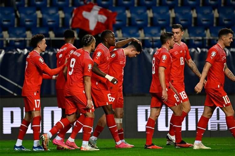 <p>* İSVİÇRE<br />
<br />
* A GRUBU<br />
<br />
<strong>Kaleciler: </strong>Gregor Kobel, Yvon Mvogo, Yann Sommer<br />
<br />
<strong>Defans:</strong> Manuel Akanji, Nico Elvedi, Ricardo Rodriguez, Fabian Schar, Leonidas Stergiou, Silvan Widmer, Cedric Zesiger<br />
<br />
<strong>Orta Saha:</strong> Michel Aebischer, Zeki Amdouni, Kwadwo Duah, Breel Embolo, Remo Freuler, Ardon Jashari, Dan Ndoye, Noah Okafor, Fabian Rieder, Xherdan Shaqiri, Vincent Sierro, Renato Steffen, Ruben Vargas, Granit Xhaka</p>

<p><br />
<strong>Forvet:</strong> Denis Zakaria, Steven Zuber.</p>
