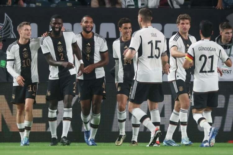 <p>* ALMANYA - EV SAHİBİ<br />
<br />
* A GRUBU<br />
<br />
<strong>Kaleci:</strong> Oliver Baumann (TSG Hoffenheim), Manuel Neuer (Bayern Münih), Alexander Nübel (VfB Stuttgart), Marc-Andre ter Stegen (Barcelona)<br />
<br />
<strong>Savunma:</strong> Waldemar Anton (Stuttgart), Benjamin Henrichs (Leipzig), Joshua Kimmich (Bayern Münih), Robin Koch (Eintracht Frankfurt), Maximilian Mittelstädt (VfB Stuttgart), David Raum (Leipzig), Antonio Rüdiger (Real Madrid), Nico Schlotterbeck (Borussia Dortmund), Jonathan Tah (Bayer Leverkusen)<br />
<br />
<strong>Orta saha:</strong> Robert Andrich (Bayer Leverkusen), Chris Führich (Stuttgart), Pascal Grob (Brighton), İlkay Gündoğan (Barcelona), Toni Kroos (Real Madrid), Jamal Musiala (Bayern Münih), Aleksandar Pavlovic (Bayern Münih), Leroy Sane (Bayern Münih), Florian Wirtz (Bayer Leverkusen)<br />
<br />
<strong>Forvet:</strong> Maximilian Beier (Hoffenheim), Niclas Füllkrug (Borussia Dortmund), Kai Havertz (Arsenal), Thomas Müller (Bayern Münih), Deniz Undav (VfB Stuttgart).</p>