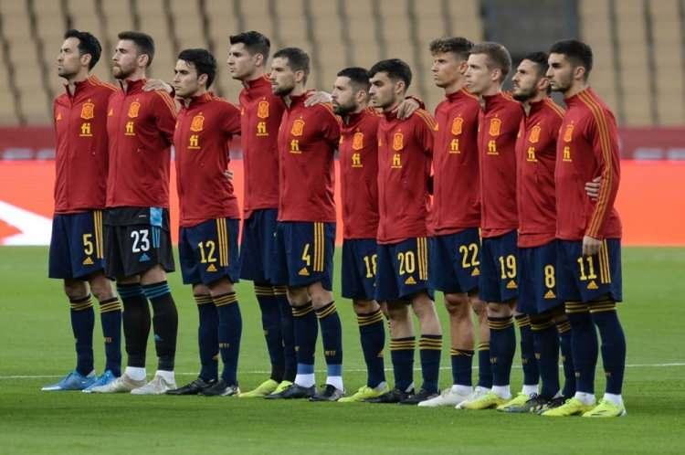 <p>* İSPANYA<br />
<br />
* B GRUBU<br />
<br />
<strong>Kaleci:</strong> David Raya, Unai Simon, Alex Remiro<br />
<br />
<strong>Defans:</strong> Aymeric Laporte, Robin le Normand, Nacho Fernandez, Dani Carvahal, Alejandro Grimaldo, Jesus Navas, Dani Vivian, Marc Cucurella<br />
<br />
<strong>Orta Saha</strong>: Rodri, Martin Zubimendi, Mikel Merino, Fabian Ruiz, Pedri, Fermin Lopez, Alex Baena<br />
<br />
<strong>Forvet:</strong> Alvaro Morata, Lamine Yamal, Nico Williams, Dani Olmo, Mikel Oyarzabal, Joselu Mato, Ferran Torres, Ayoze Perez</p>