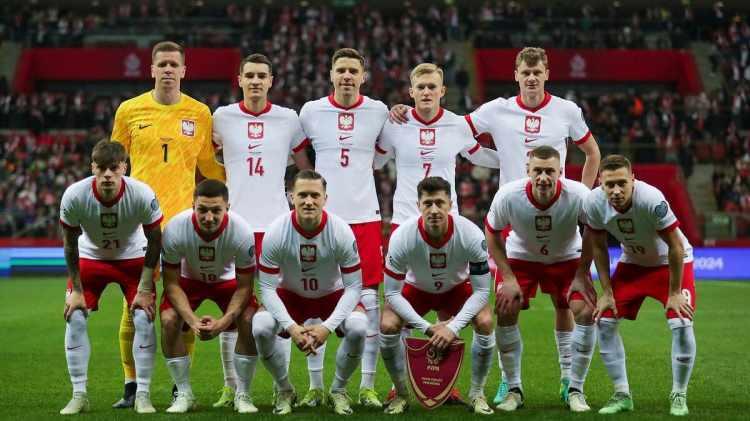 <p>* POLONYA<br />
<br />
* D GRUBU<br />
<br />
<strong>Kaleci</strong>: Wojciech Szczęsny, Marcin Bułka, Łukasz Skorupski<br />
<br />
<strong>Defans:</strong> Jan Bednarek, Bartosz Bereszyński, Paweł Dawidowicz, Jakub Kiwior, Tymoteusz Puchacz, Bartosz Salamon, Sebastian Walukiewicz<br />
<br />
<strong>Orta saha:</strong> Przemysław Frankowski, Kamil Grosicki, Jakub Moder, Jakub Piotrowski, Taras Romanczuk, Bartosz Slisz, Damian Szymański, Sebastian Szymański, Michał Skóraś, Kacper Urbański, Nicola Zalewski, Piotr Zieliński<br />
<br />
<strong>Forvet:</strong> Adam Buksa, Robert Lewandowski, Krzysztof Piątek, Karol Świderski</p>
