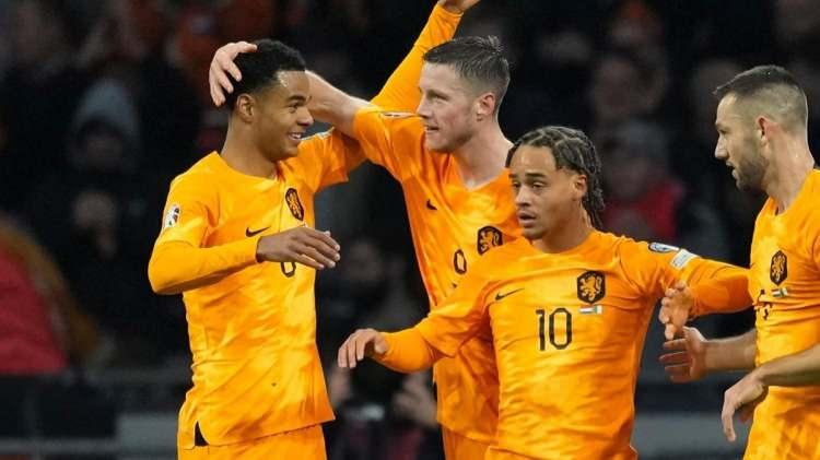<p>* HOLLANDA<br />
<br />
* D GRUBU<br />
<br />
<strong>Kaleci</strong>: Verbruggen, Flekken, Bijlow.<br />
<br />
<strong>Defans:</strong> Aké, van Dijk, Frimpong, Blind, Geertruida, Dumfries, van de Ven, de Vrij, de Ligt.<br />
<br />
<strong>Orta Saha:</strong> F. de Jong, Simons, Wijnaldum, Gravenberch, Reijnders, Koopmeiners, Schouten, Veerman.<br />
<br />
<strong>Forvet:</strong> Depay, Brobbey, Malen, Bergwijn, Gakpo, Weghorst.</p>