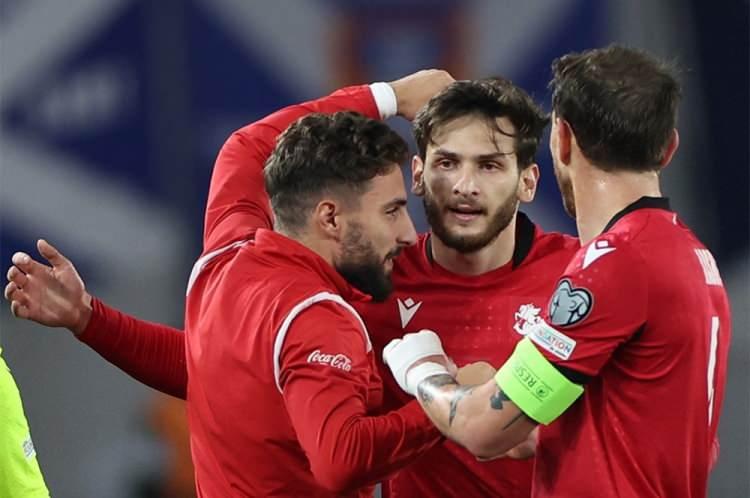 <p>* GÜRCİSTAN<br />
<br />
* F GRUBU<br />
<br />
<strong>Kaleci: </strong>Giorgi Loria, Giorgi Mamardashvili, Luka Gugeshashvili<br />
<br />
<strong>Defans</strong>: Guram Kashia, Otar Kakabadze, Solomon Kvirkvelia, Lasha Dvali, Jemal Tabidze, Luka Lochoshvili, Giorgi Gocholeishvili, Giorgi Gvelesiani<br />
<br />
<strong>Orta saha</strong>: Gabriel Sigua, Nika Kvekverskiri, Otar Kiteishvili, Saba Lobzhanidze, Zuriko Davitashvili, Giorgi Chakvetadze, Levan Shengelia, Giorgi Tsitaishvili, Anzor Mekvabishvili, Giorgi Kochorashvili, Sandro Altunashvili<br />
<br />
<strong>Forvet:</strong> Giorgi Kvilitaia, Khvicha Kvaratskhelia, Budu Zivzivadze, Georges Mikautadze</p>
