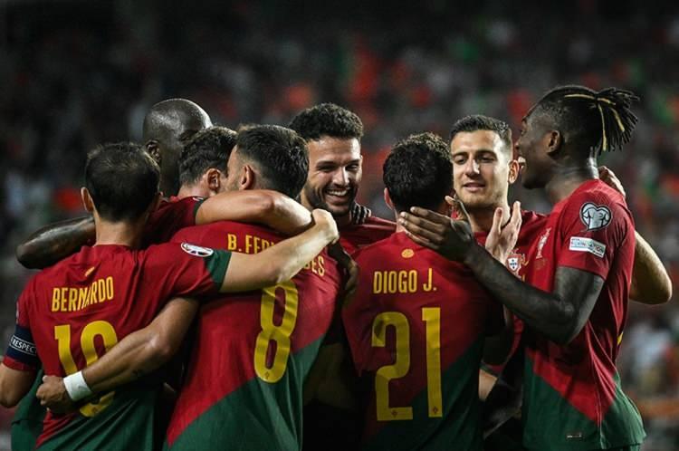 <p>* PORTEKİZ<br />
<br />
* F GRUBU<br />
<br />
<strong>Kaleciler</strong>: Rui Patricio, Jose Sa, Diogo Costa<br />
<br />
<strong>Defans:</strong> Pepe, Ruben Dias, Diogo Dalot, Nelson Semedo, Danilo, Gonçalo Inacio, Nuno Mendes<br />
<br />
<strong>Orta Saha:</strong> Bernardo Silva, Bruno Fernandes, Joao Palhinha, Joao Neves, Matheus Nunes, Ruben Neves, Vitinha<br />
<br />
<strong>Forvet:</strong> Cristiano Ronaldo, Diogo Jota, Rafael Leao, Joao Felix, Gonçalo Ramos, Pedro Neto, Francisco Conceição</p>
