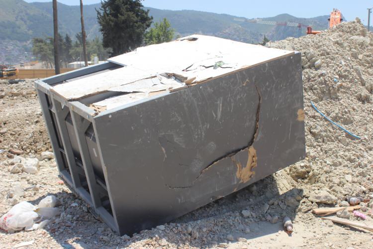 <p>"Bu alanda yıkımı biz yapıyoruz ama bilgimiz dışında bazı olaylar oldu. İstanbul'dan gelen bir ekip deprem ile bir kabin üretiyor ve kabini denemek için buraya getirmişler. 3 tane kabin yerleştirmişler. Depreme karşı dayanıklı diye test yapıyorlar. Bu konuyla alakalı bilgim yok zaten böyle bir şeyden haberim olsa izin vermezdim. Bu işlem benim bilgim dışında oldu. Kendileri konuyla ilgili testi daha önce dışarıda yaptıklarını normal insan değil de maket koyarak daha fazlasını test ettiklerini söyleyerek burada böyle bir işlem yapmışlar. </p>
