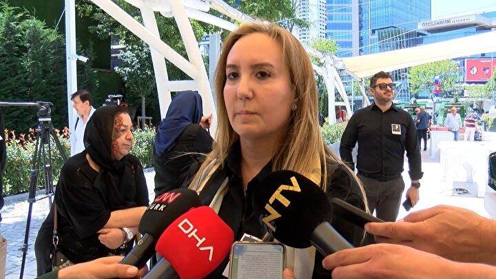 <p><strong>Taziyeleri kabul eden yeğeni Elif Karanfil, "Kanser hastalığı vardı, o nüksetmiş ancak hiçbir belirti vermemişti. Son 1.5 ayda kanserin tamamen yayıldığını öğrendik. Bugün de buradayız maalesef. 1.5 aylık bir süreçte, önce tetkikler sonra hastane, yoğun bakım, entübe edildiğini hepiniz biliyordunuz zaten. 10 gün içerisinde de maalesef kaybettik" diye konuştu.</strong></p>