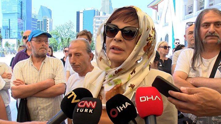 <p><span style="color:#000080"><em><strong>"BEN KONUŞTUM; O GÖZLERİYLE BANA SELAM VERDİ"</strong></em></span></p>
<p><br />
Yeşilçam'ın önemli oyuncularından Hülya Koçyiğit, <span style="color:#800000"><em><strong>“Bugün Türk sinemasının pırıl pırıl yıldızlarından birini daha ebediyete yolcu ediyoruz. Arkasında pırıltılar bırakarak bir yıldızımız daha kaydı. O kadar güzel bir insandı. O kadar güzel anılar bıraktı ki bizimle, ruhu şad olsun. Allah rahmet eylesin. Tüm sevenlerine, geride bıraktıklarına sabır diliyorum. Biz onu çok sevdik. Ben onu ne yazık ki entübe edilmiş haliyle ziyaret ettim hastanede. Orada vedalaştık, ben konuştum, o gözleriyle bana selam verdi. 'Allahaısmarladık' dedi. Nur içinde yatsın, hepimizin başı sağolsun"</strong></em></span> diye konuştu.</p>
