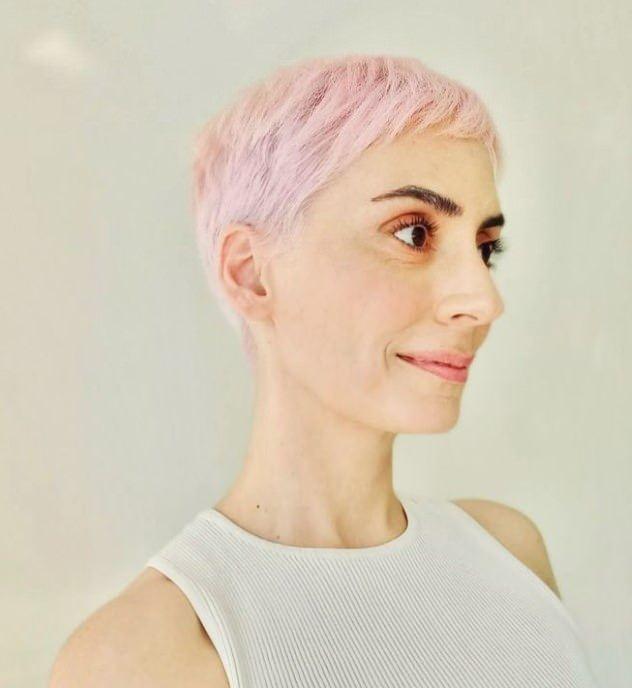 <p>Melisa Sözen, yeni filmi Chaplin Dörtlüsü için imaj değişikliğine gitti ve saçlarını pembeye boyadı.</p>