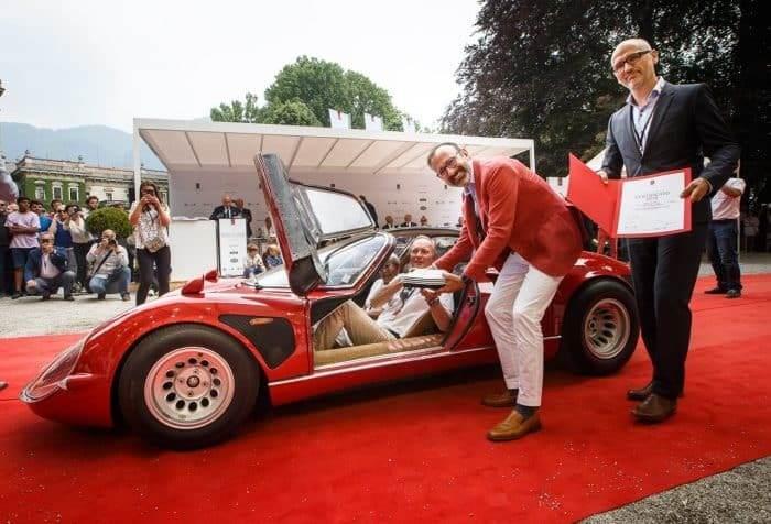 <p>Geçit töreninde gümbürdeyen motorlarıyla 1928 Bugatti Type 35 C ve 1987'de 339 km/h hıza ulaşarak bir zamanlar dünyanın en hızlı arabası olan orijinal Ruf CTR Yellowbird gibi canavarları ayakta alkışlayan yüksek sosyete, halk referandumunda oylanan Coppa d'Oro Villa d'Este ödülünün kazananı McLaren F1 GTR’ın iki tonlu yol kullanımına uygun üç koltuklu Japonya plakalı 1995 versiyonuna şaşırıyordu. </p>