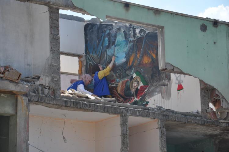 <p>Gaziantep’in İslahiye ilçesinde yaşayan 9'uncu sınıf öğrencisi Suriye uyruklu Dua Gavi (16), İsrail’in Gazze’de gerçekleştirdiği saldırıları depremde yıkılmış 3 katlı bir evin en üst katındaki odanın duvarına resmediyor.</p>