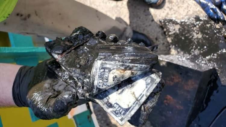 <p>İkili, COVID d&ouml;nemi sırasında hobi olarak başladıklarını ve daha &ouml;nce İkinci D&uuml;nya Savaşı'ndan kalma el bombaları 19. y&uuml;zyıldan kalma silahlar ve bir motorsiklet bulduklarını s&ouml;yledi.</p>

<p>​</p>
