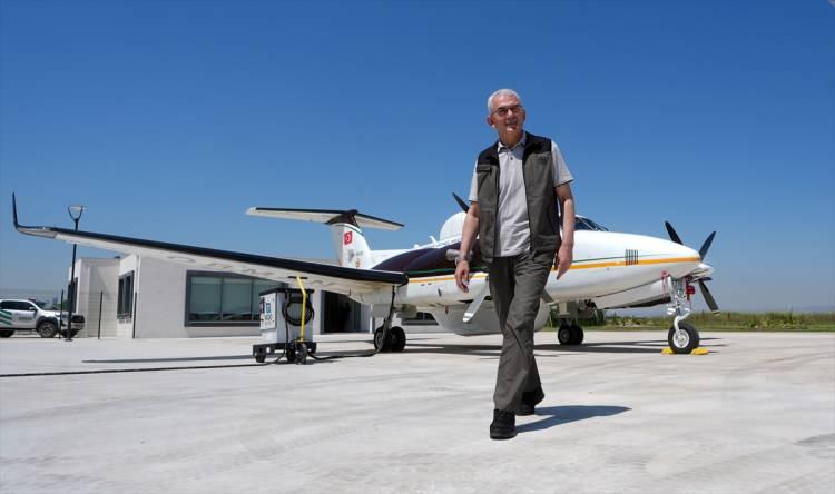 <p>Orman Genel Müdürlüğünün yangınla mücadelede hava ve kara araçları bakımından Cumhuriyet tarihinin en güçlü ekipmanlarına sahip olduğunu vurgulayan Karacabey, "Şu an için 105 helikopter, 26 uçak ve 14 insansız hava aracı ile orman yangınlarıyla havadan mücadele edeceğiz.</p>
