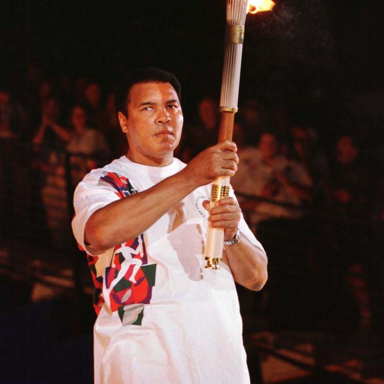 <p>1996 Atlanta Olimpiyatları'nda da olimpiyat ateşini yaktı ve aynı olimpiyatlarda, 1960 yılında kazandığı ve nehre attığı altın madalyası düzenlenen bir törenle kendisine tekrar verildi.</p>