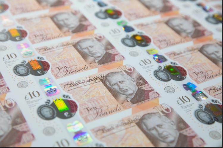 <p><strong>​</strong>İngiltere Kralı 3. Charles'ın portresinin bulunduğu banknotlar bugün ülkede dolaşıma girdi.</p>
