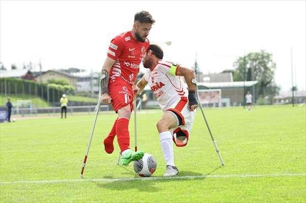 <p>Öte yandan milli takımın forveti Ömer Güleryüz, toplam 11 gole ulaşarak gol krallığında zirveye oturdu.</p>
