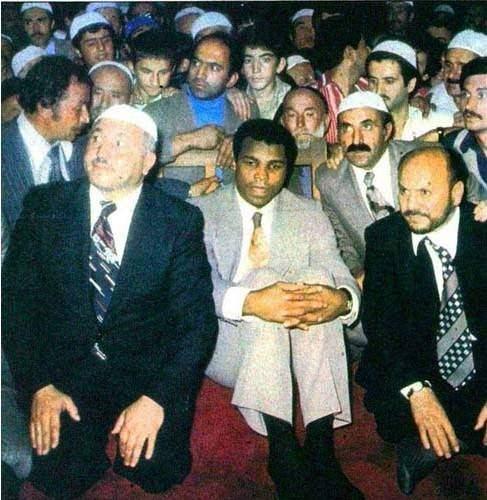 <p>İstanbul'u ziyaret etmişti<br />
<br />
Boks efsanesi, 1 Ekim 1976'da Milli Selamet Partisi Başkanı ve Başbakan Yardımcısı Necmettin Erbakan'ın davetlisi olarak İstanbul'a gelmişti ve Sultanhamet'te namaz kılmıştı.</p>