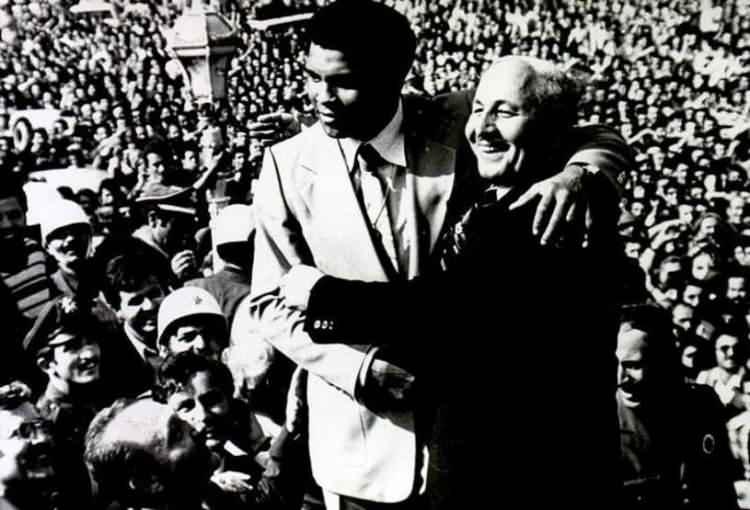 <p>Spikere verdiği tarihi cevap<br />
<br />
Muhammed Ali'nin, bir televizyon programında spikerin "koruman var mı" sorusuna verdiği "bir korumam var Allah" cevabı da hala akıllarda yerini koruyor.</p>