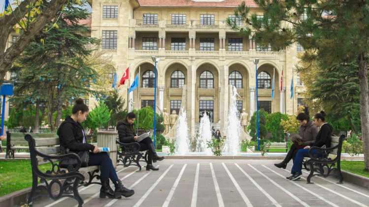 <p><span style="color:#FF0000">TÜRKİYE 5 ÜNİVERSİTESİYLE LİSTEDE</span></p>
