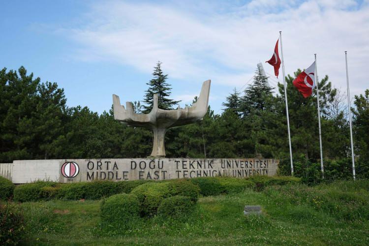 <p><span style="color:#FF0000">En iyi dereceyi aldı</span></p>
<p>Sıralamalarda 2021'de 601-650 aralığında, 2022'de 551-560 aralığında, 2023'te 501-510 aralığında ve geçen yıl 336. sırada yer alan ODTÜ, 2025 dünya üniversiteleri sıralamasında ise <strong>285. sıraya yükselerek bugüne kadarki en iyi dereceyi elde etti.</strong></p>
<p> </p>