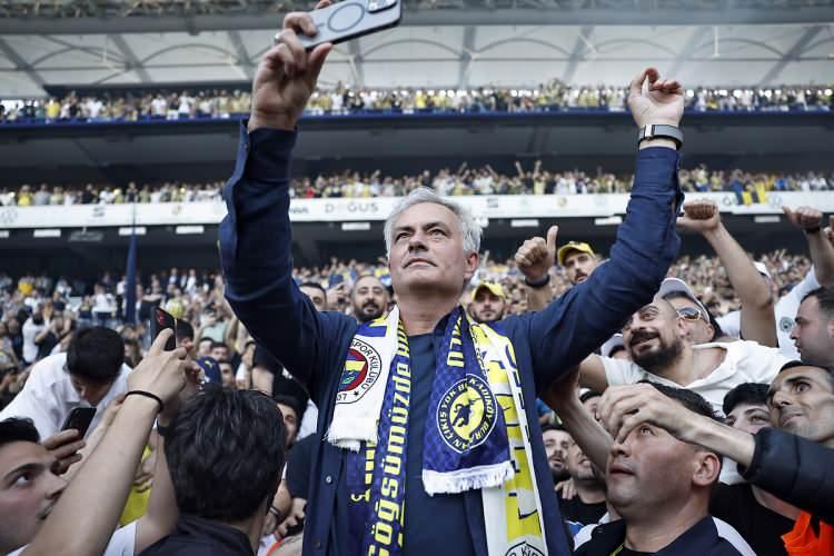 <p>Mourinho en pahalı transferleri arasında bir dönem Galatasaray formasını terletmiş Fildişi Sahilli efsane golcü Didier Drogba da yer aldı.</p>