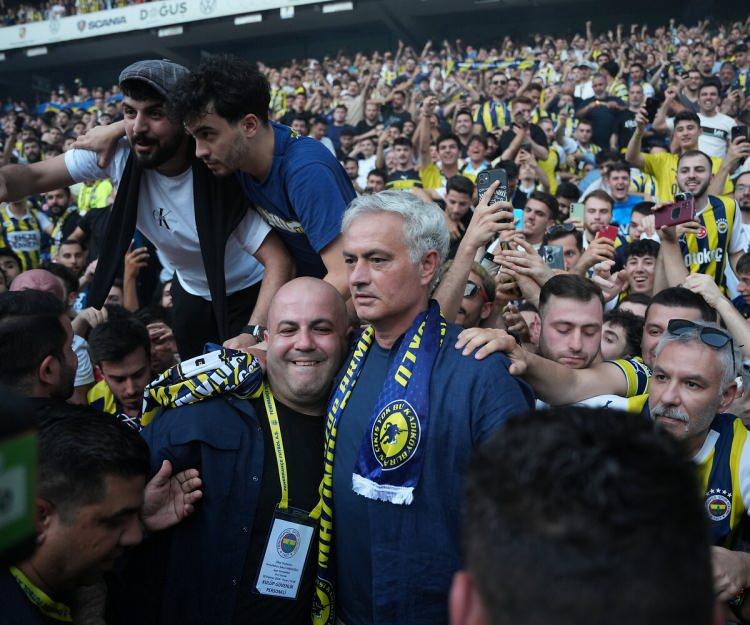 <p>Transfermarkt'ın derlediği listeye göre Mourinho yönetiminde transfer edilen 177 futbolcu için 1.868 milyar euro harcandı.<br />
<br />
</p>