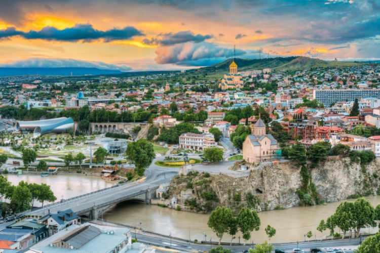 <p>Başkent Tiflis'in sokakları, tarihi Narikala Kalesi, Sülfür Hamamları ve Barış Köprüsü, Tiflis'te görülmesi gereken yerlerin başında geliyor.</p>
