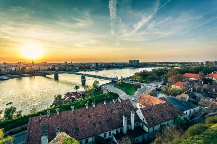 <p>Sırbistan, özellikle başkent Belgrad ile dikkat çekiyor. Kalemegdan Kalesi, Aziz Sava Katedrali ve Nikola Tesla Müzesi gibi tarihi ve kültürel zenginlikleriyle ünlü bu şehrin mutfağı da lezzetli yemeklerle dolu.</p>
