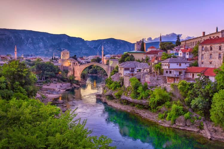 <p>Bosna-Hersek, tarihi dokusu ve doğal güzellikleriyle öne çıkıyor. Başkent Saraybosna'da Başçarşı, Gazi Hüsrev Bey Camii ve Latin Köprüsü, Mostar'da ise ünlü Mostar Köprüsü görülecek yerler arasında. </p>
