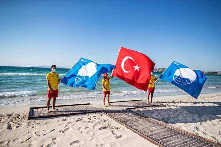 <p>Dünyanın en çok mavi bayraklı plajına bu yıl yine İspanya sahip olurken, ikinciliği Yunanistan elde etti. Türkiye'nin üçüncü olduğu listede İtalya dördüncü, Fransa da beşinci sırada yer aldı.</p>
<p> </p>