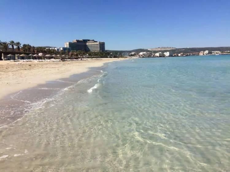 <p>Plajlarda sezon içerisinde 15 gün arayla yüzme suyu analizlerinin yapılması, atık su arıtma tesislerinin uygunluğu, hassas doğal alanların korunması, cankurtaran ve ilkyardım malzemeleri bulundurulması, acil durum planı, engelli olanakları, atıkların ayrıştırılması, çevre eğitimi ve bilgilendirme zorunlu kriterleri bakımından inceleniyor.</p>