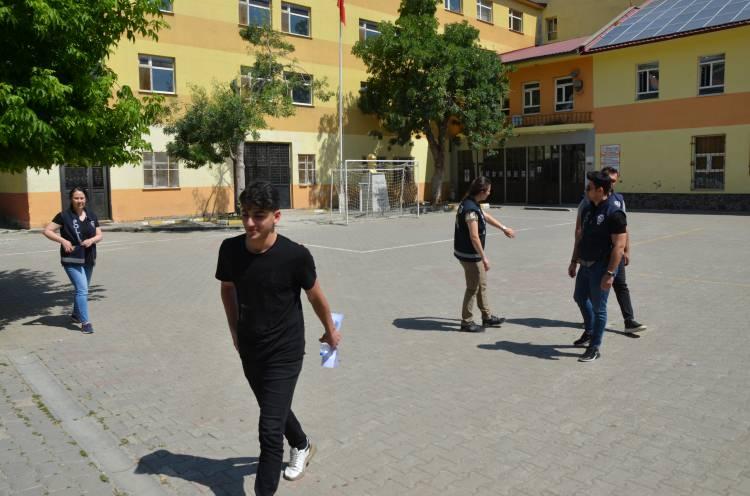 <p>3 milyon 120 bin 878 adayın başvurduğu TYT'de adaylara 120 soru için 165 dakika süre tanındı. Sınav, 245 merkez ile KKTC'nin başkenti Lefkoşa ve Hırvatistan'ın başkenti Zagreb'de uygulandı.</p>
