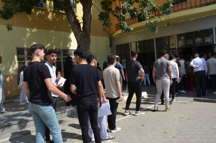 <p>Kimlik kartlarını kaybeden adayların mağdur olmamaları için il ve ilçelerde nüfus müdürlükleri de açık tutuldu.</p>
<p> </p>