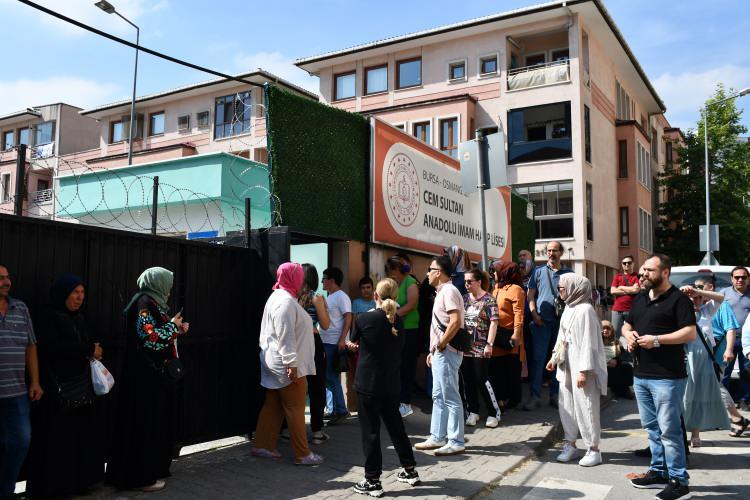 <p>Toplam 2 milyon 19 bin 709 adayın başvurduğu AYT'de adaylara, Türk Dili ve Edebiyatı-Sosyal Bilimler-1 Testi'nde 40 soru, Sosyal Bilimler-2 Testi'nde 40 soru, Matematik Testi'nde 40 soru, Fen Bilimleri Testi'nde 40 soru sorulacak ve 180 dakika süre verilecek.</p>