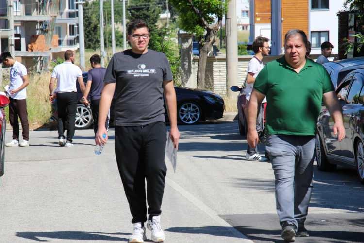 <p>Bu yıl yapılan düzenlemeyle ek süreden faydalanma hakkı olmayan okuyucu veya işaretleyici yardımı alan engelli adayların tamamına 30 dakika ek süre veriliyor.</p>
