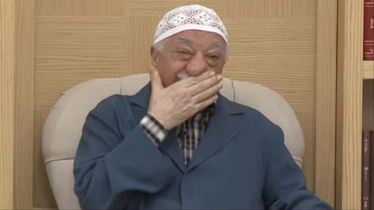 <p>Gülen'in yüzünün bembeyaz olduğu kulaklarının da siyahlaşmaya başladığı görüldü.</p>
