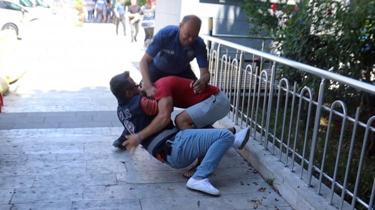 <p>Savcı Selahattin'i cinsel istismar, anneyi de suça iştirak suçlamasıyla mahkemeye sevk etti. Anne Fitnat, <em><strong>"Kızların yaşadıklarını ben gördüm ama sesimi çıkaramazdım. Selahattin önce benim, sonra kızımın kocasıydı</strong></em>" demiş. Fitnat serbest bırakıldı. O da biraz tartışmalara yol açtı.</p>