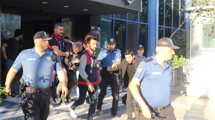 <p>Selahattin tutuklandı. Mahkemede yaptıklarını inkar etmiş. Selahattin ile ilgili size bambaşka bir şey anlatacağım. Meğerse Avustralya'ya gitmiş bu. Bir sürü de çocuğu var bu adamın. Bizim saydığımız 11 tane. 3 tane mi 4 tane mi ne karısından. Gayrimeşru çocuğu var onu vermişler yurda.</p>
