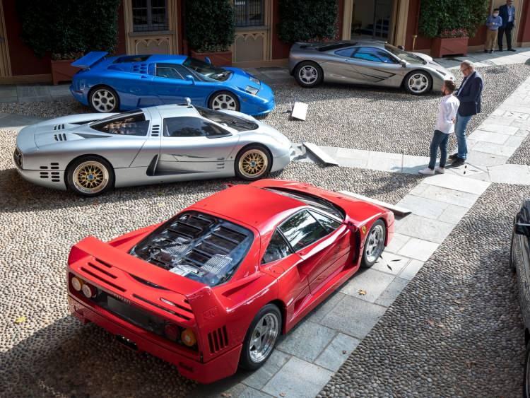 <p>Diğer yanda iki hafta sonra Le Mans 24 Saat yarışına büyük bir iddia ile çıkacak olan BMW Hypercar’ının sanatçı Julie Mehretu tarafından yaratılan Artcar olarak süslenmesini de hayrınlıkla izledik. </p>
